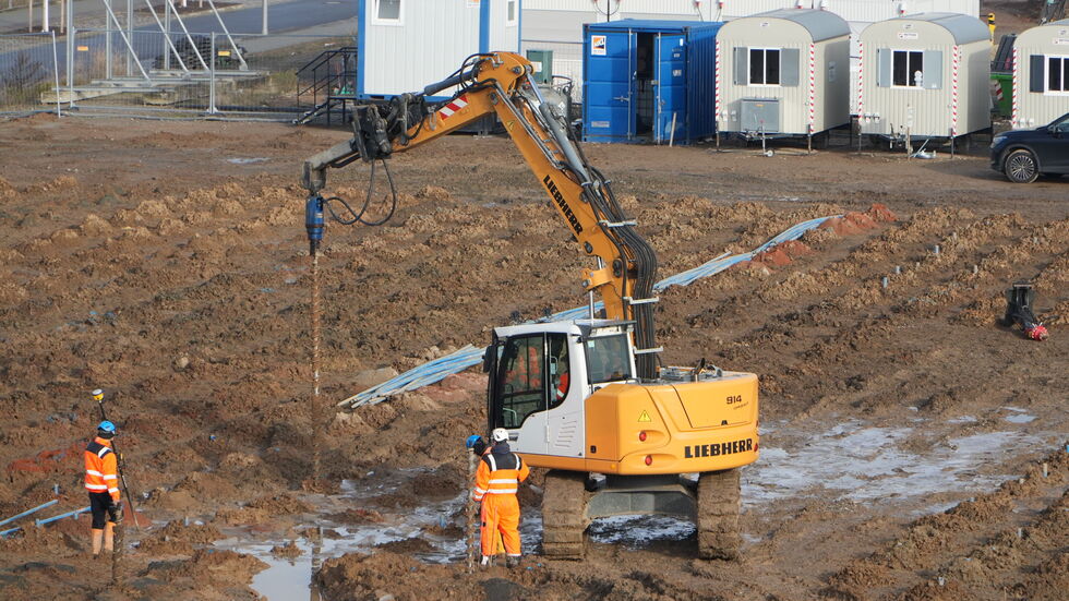 Experten auf Spurensuche nach einem Blindgänger.