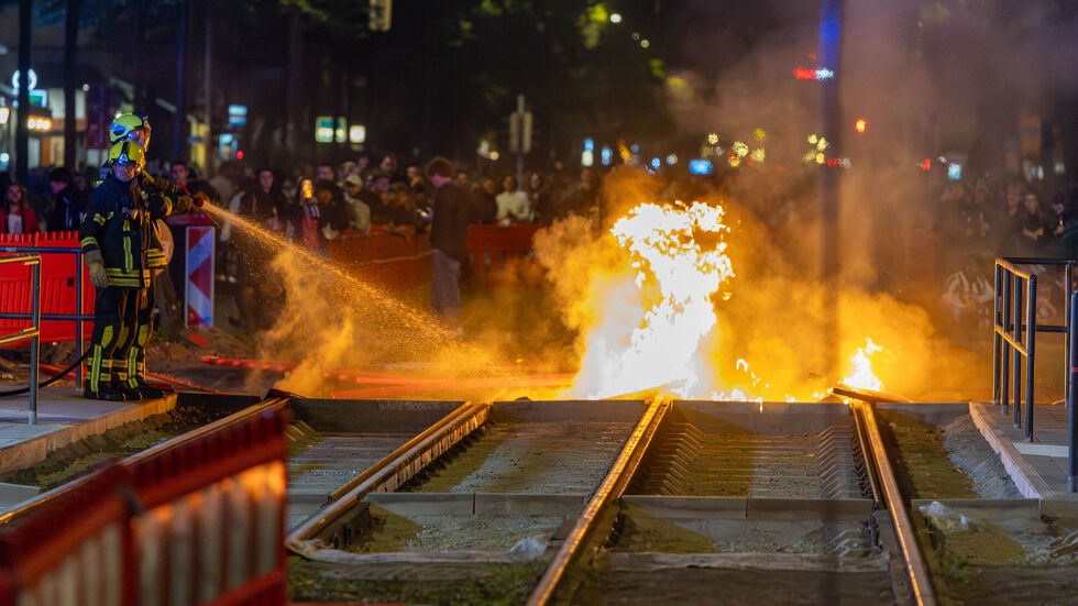 Trotz ausgelassener und friedlicher Stimmung brannten am Samstagabend in Leipzig auf der Karl-Liebknecht-Straße Baustellenabsperrungen.