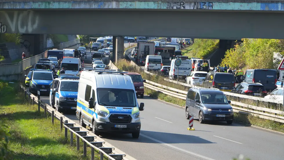Die große (Drogen-)Polizeikontrolle verursache auf der Maximilianallee am Dienstagnachmittag Stau. Die große (Drogen-)Polizeikontrolle verursache auf der Maximilianallee am Dienstagnachmittag Stau.
