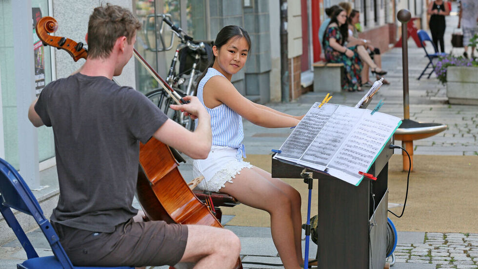 Ein Duo spielt zur Fete de la Musique in 2021 in Zwickau.