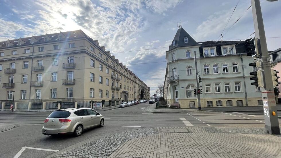 Nur eine einzige Ampel steht zur Überquerung bereit.