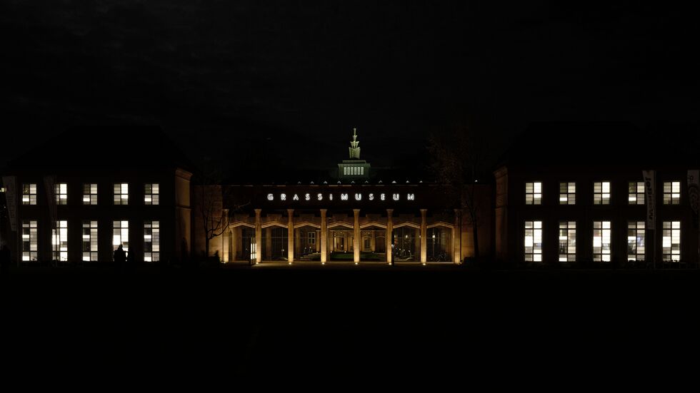 Das beleuchtete Grassi Museum in Leipzig 