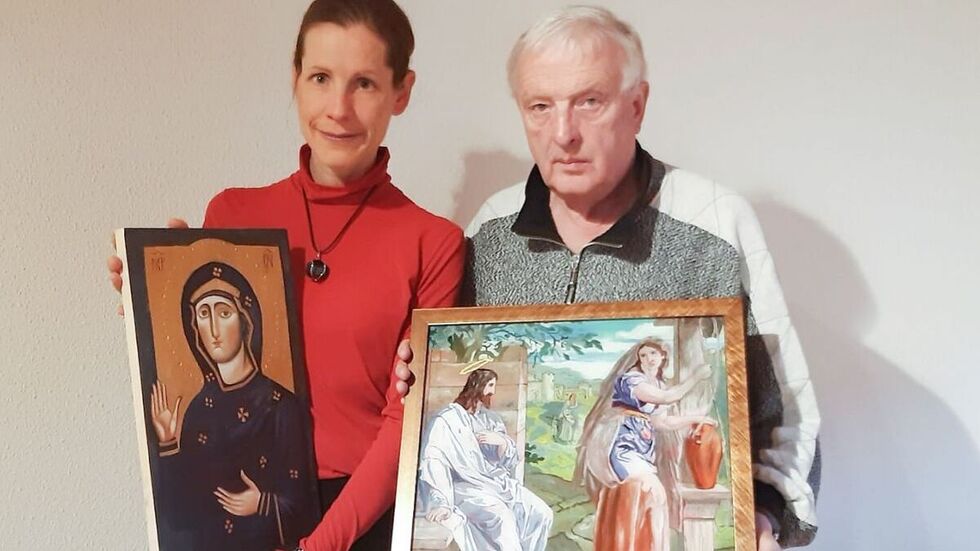 Die beiden Leihgeber mit Ausstellungsstücken.