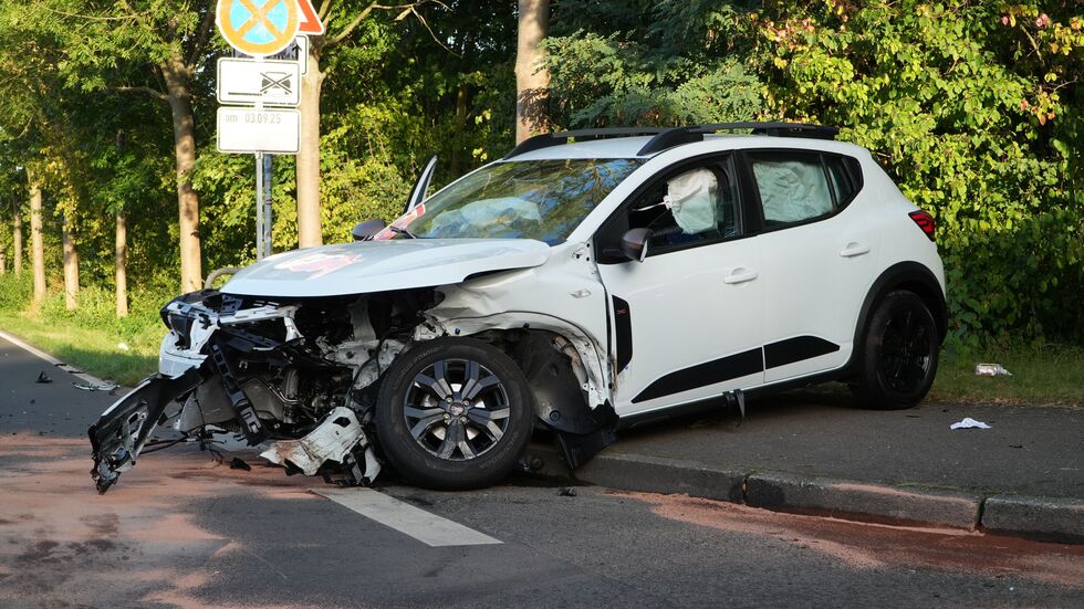 Auch der andere Wagen, ebenfalls ein kleines weißes Auto, wurde schwer beschädigt.