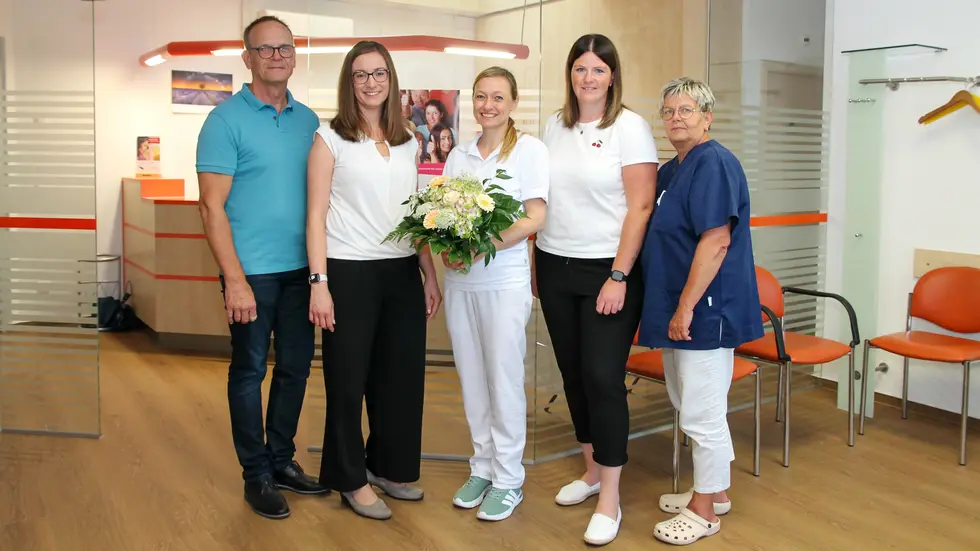 (v.l.) Ärztlicher Leiter des MVZ, Bernd Henning und Geschäftsführerin Juliane Kirfe gratulieren dem Praxisteam