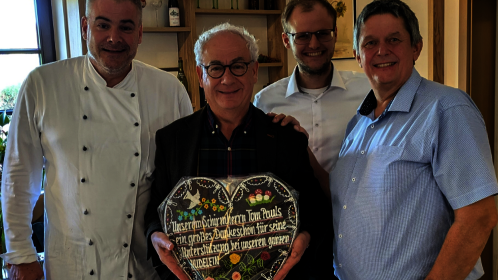 Schauspieler und Kabarettist Tom Pauls erhielt als Schirmherr ein reich verziertes Pfefferkuchenherz. Von links: Armin Schumann, Inhaber Schumann‘s Genusswerkstatt, Tom Pauls, Valentin Stahl, Organisator des Pfefferkuchenmarktes, Peter Kotzsch, Innungsobermeister der Pfefferküchler.
Schauspieler und Kabarettist Tom Pauls erhielt als Schirmherr ein reich verziertes Pfefferkuchenherz. Von links: Armin Schumann, Inhaber Schumann‘s Genusswerkstatt, Tom Pauls, Valentin Stahl, Organisator des Pfefferkuchenmarktes, Peter Kotzsch, Innungsobermeister der Pfefferküchler.