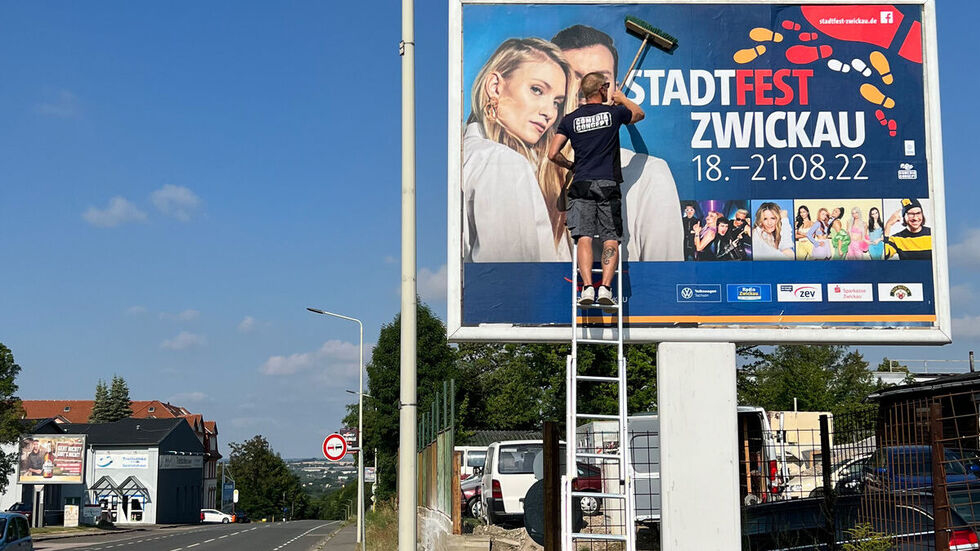 André Hoffmann von Comedia Concept klebt an der Äußeren Dresdner Straße ein sogenanntes 18/1 Plakat. 