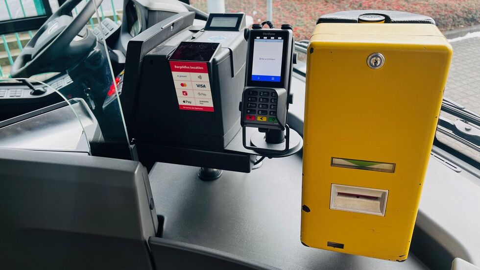 In den neuen Bussen kann auch mit EC-Karte bezahlt werden. Bis zum Frühjahr sollen alle 260 Busse nachgerüstet sein