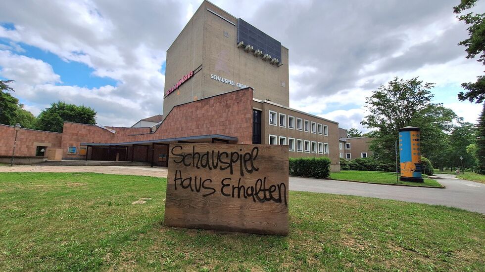 23. Kunstfestival Begehungen zieht im Sommer ins ungenutzte Schauspielhaus. 23. Kunstfestival Begehungen zieht im Sommer ins ungenutzte Schauspielhaus.