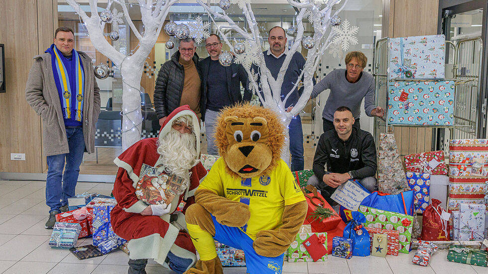 Lok Leipzig bei der Geschenke-Übergabe. Lok Leipzig bei der Geschenke-Übergabe.