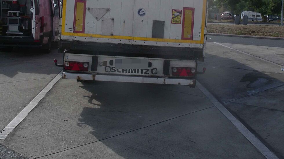 Der LKW neigte sichtbar zur Seite.