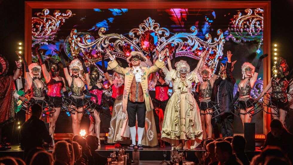 Karneval, Mafia und leckeres Essen: All das (und noch viel mehr!) wird bei der Dinnershow "Mafia Mia" geboten. Karneval, Mafia und leckeres Essen: All das (und noch viel mehr!) wird bei der Dinnershow "Mafia Mia" geboten.