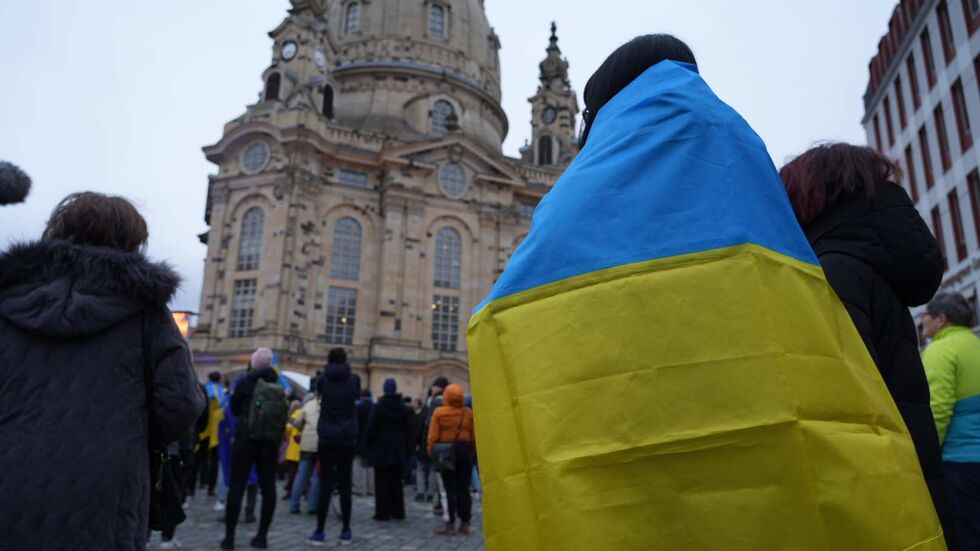 Hunderte Menschen haben sich zum Gedenken am Freitagnachmittag auf dem Dresdner Neumarkt versammelt.