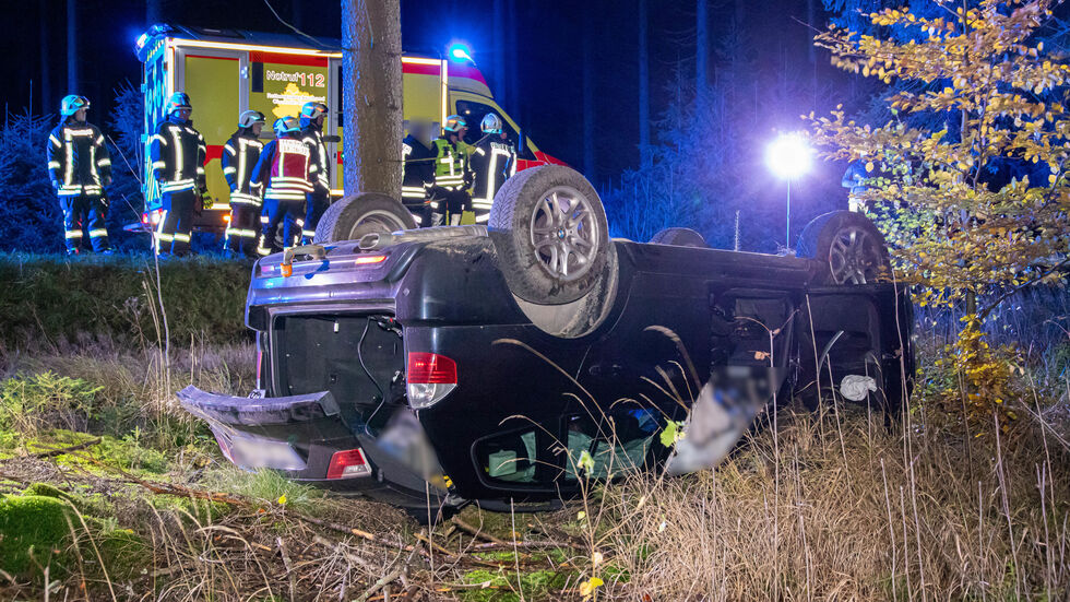 Kameraden der Feuerwehr Geyer sicherten die Unfallstelle weiträumig ab und leuchteten sie aus. Kameraden der Feuerwehr Geyer sicherten die Unfallstelle weiträumig ab und leuchteten sie aus.