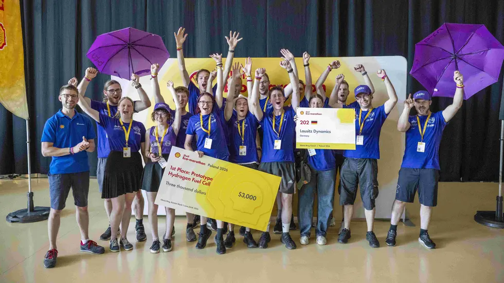 Team Lausitz Dynamics der BTU jubelt bei der Siegerehrung zum Shell Eco-marathon über den ersten Platz in der Kategorie Prototype Hydrogen Fuel Cell. Team Lausitz Dynamics der BTU jubelt bei der Siegerehrung zum Shell Eco-marathon über den ersten Platz in der Kategorie Prototype Hydrogen Fuel Cell.