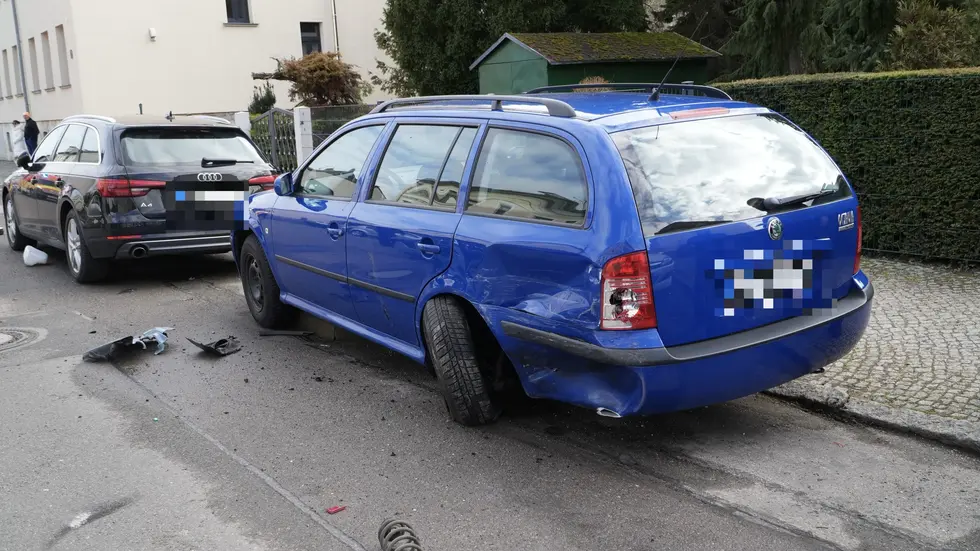 In dieses parkende Auto ist die ältere Autofahrerin vor dem Überschlag gekracht.