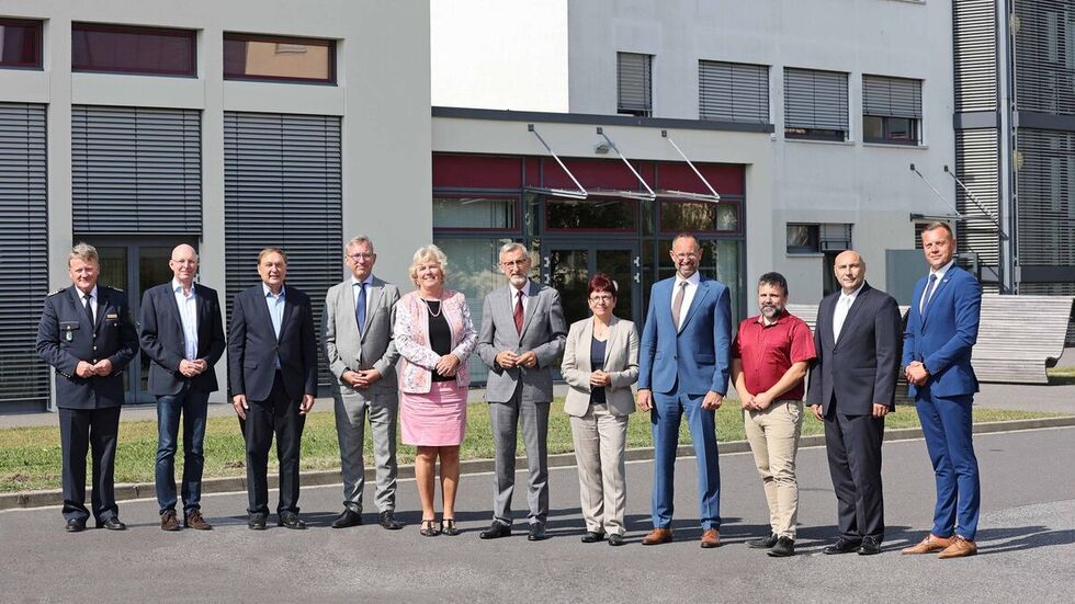 v.l.n.r.: Landespolizeipräsident Jörg Kubiessa, Dr. Bruno Bartscher, Prof. Dr. Wille Xylander, Dr. Roland Löffler, Prof. Karoline Starkgraff, Staatsminister Armin Schuster, Kanzlerin Karin Hollstein (gehört nicht dem Fachhochschulbeirat an), Rektor Dirk Benkendorff, Polizeihaupt-kommissar Jan Krumlovsky, Ministerialrat Oliver Möller, Polizeihauptkommissar Maik Ebersbach