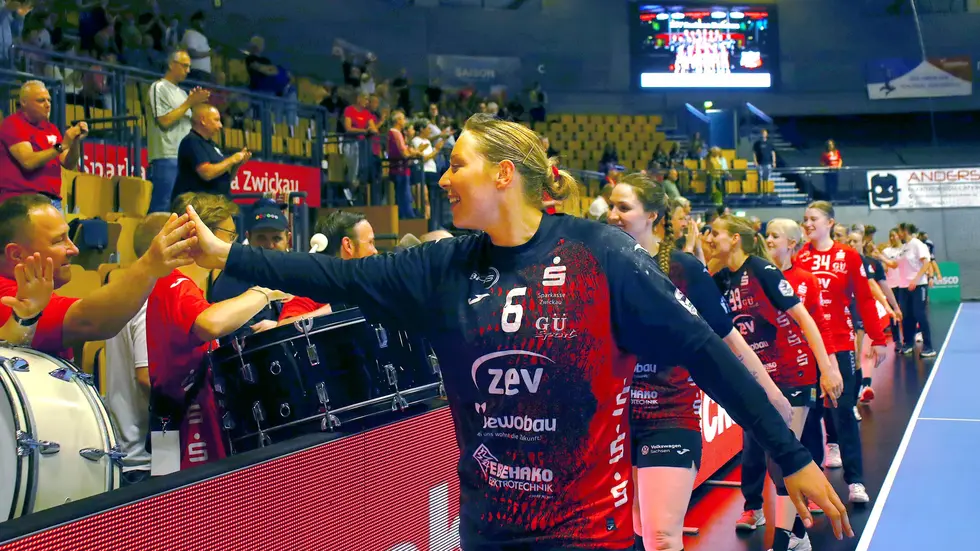 Angeführt von Kapitänin Laura Szabo verabschieden sich die Spielerinnen vom Publikum in der Sparkassen-Arena.