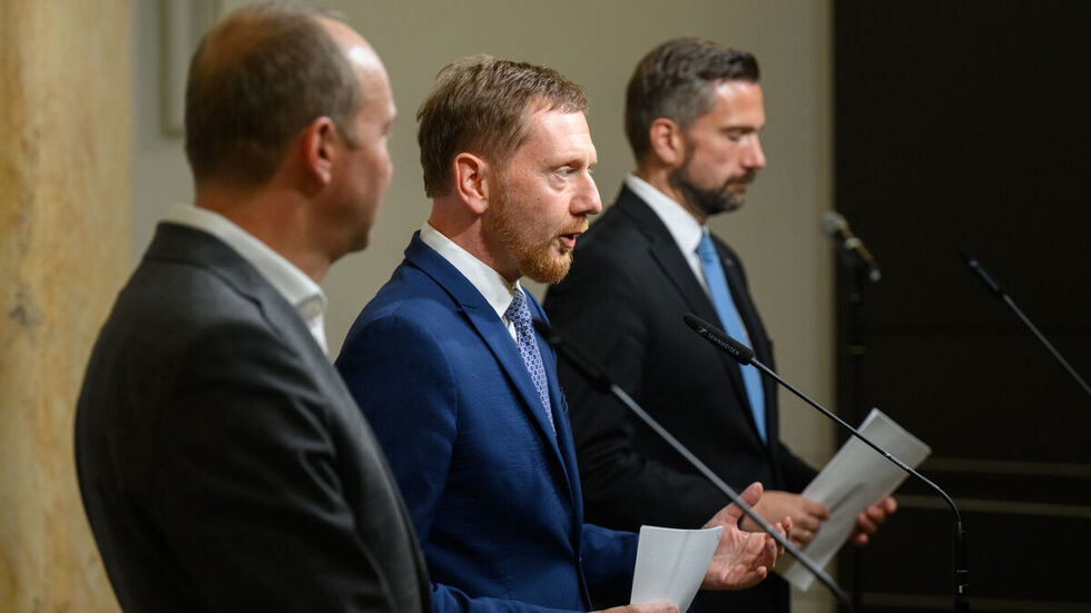 Ministerpräsident Michael Kretschmer ( M), Umweltminister Wolfram Günther und Wirtschaftsminister Martin Dulig während einer Pressekonferenz nach dem Energiegipfel.