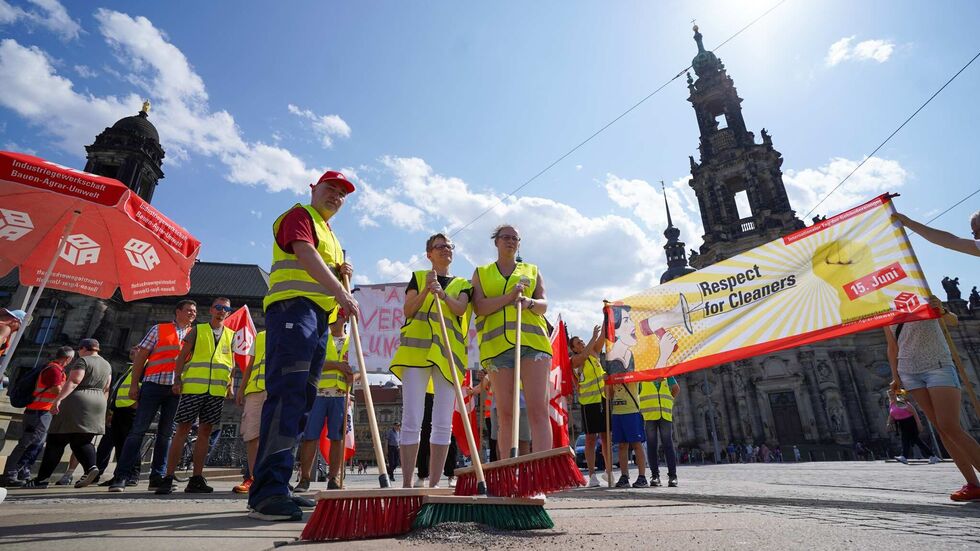 Die Gebäudereiniger fegen die historische Brücke.