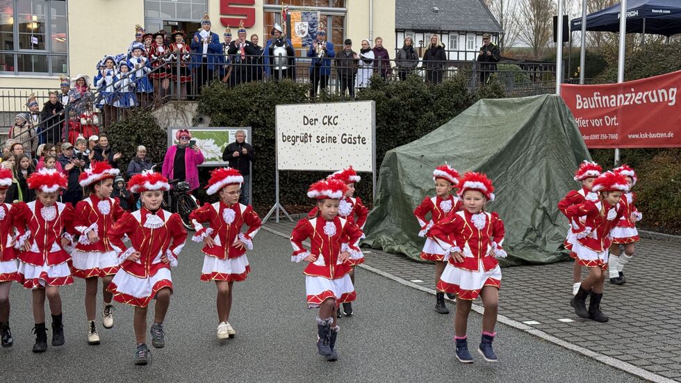 Funken tanzen vor dem Cunewalder Rathaus.