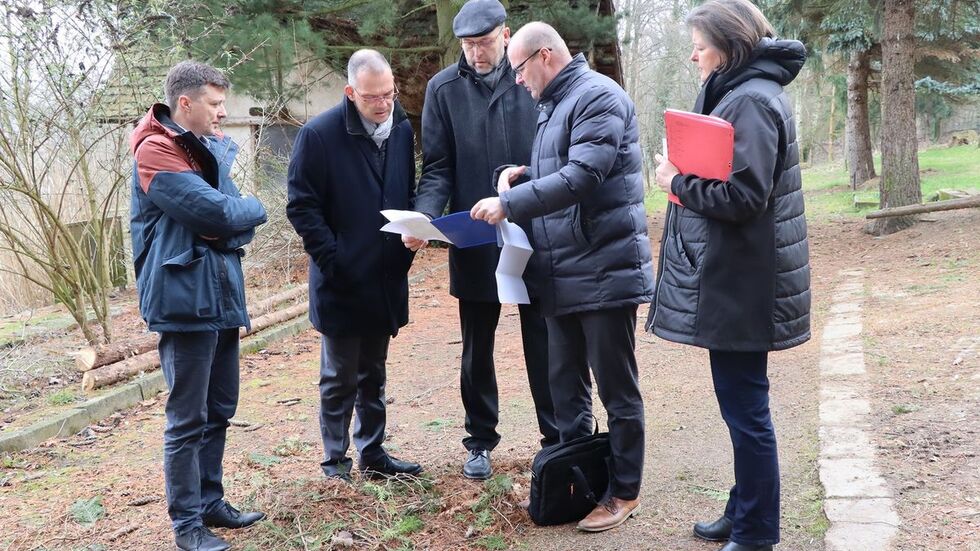 Meißens Oberbürgermeister Olaf Raschke (M.) informiert Landrat Ralf Hänsel (2. v. l.) auf dem Gelände des Tierparks über die Planungen – begleitet von Bürgermeister Markus Renner (l.), Baudezernent Albrecht Herrmann (2. v. r.) und Inga Skambraks (Leiterin des Stadtplanungsamtes) Meißens Oberbürgermeister Olaf Raschke (M.) informiert Landrat Ralf Hänsel (2. v. l.) auf dem Gelände des Tierparks über die Planungen – begleitet von Bürgermeister Markus Renner (l.), Baudezernent Albrecht Herrmann (2. v. r.) und Inga Skambraks (Leiterin des Stadtplanungsamtes)