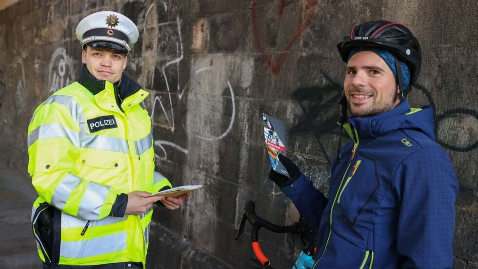 Alles richtig gemacht: Dafür gibts zum Dank für Radler einen Gutschein von der Polizei überreicht.