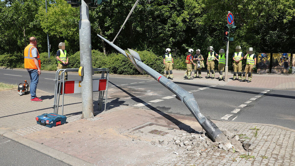 Die Einsatzkräfte vor Ort. Die Einsatzkräfte vor Ort.