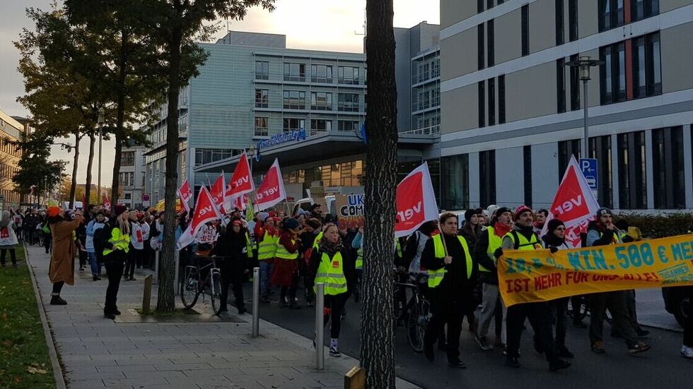 Streikende vor der Universitätsklinik Streikende vor der Universitätsklinik