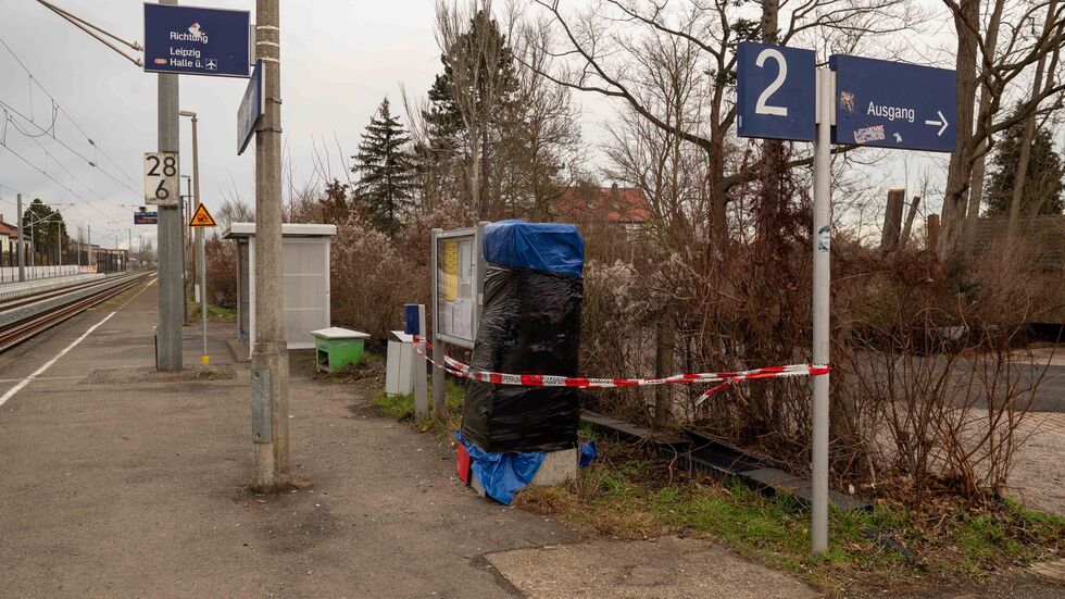 Der kaputte Fahrkartenautomat auf dem Bahnhof Regis-Breitingen.