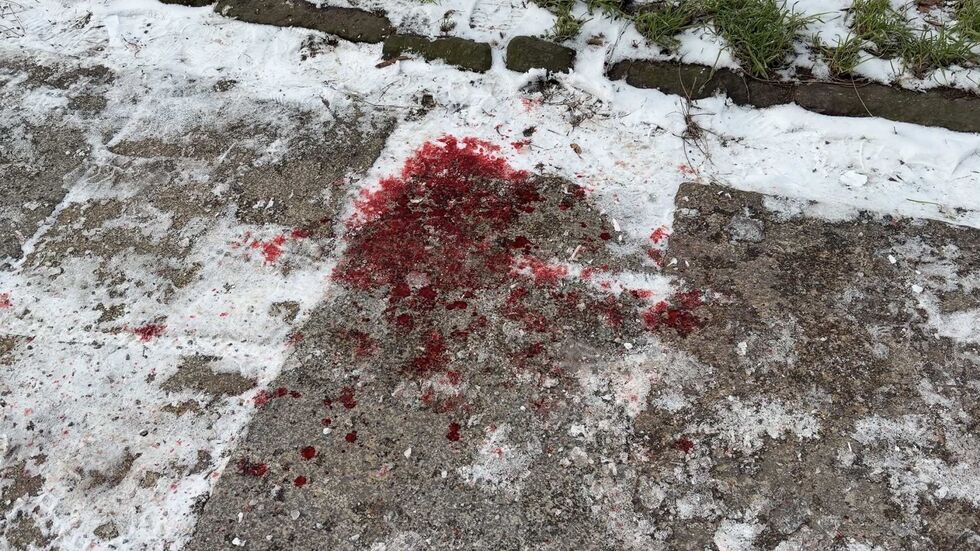 Auf dem Gehweg sind Blutspuren zu erkennen