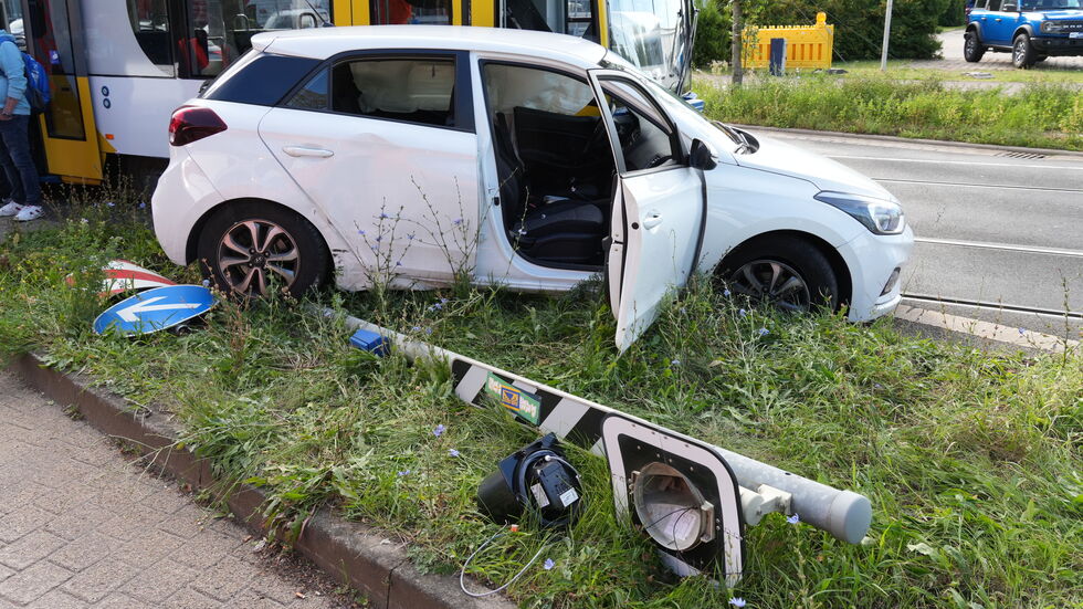 Bei dem Unfall wurden auch mehrere Verkehrsschilder umgelegt.