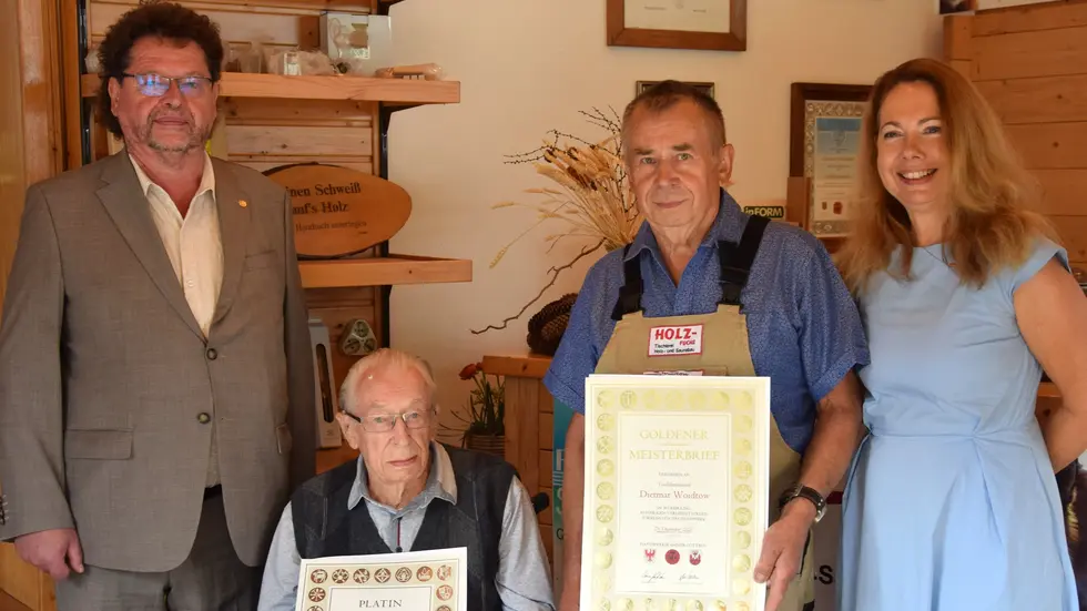 Tischlermeister Wilfried Woidtow (2.v.l.) wurde mit dem Platin-Meisterbrief der Handwerkskammer Cottbus für seine Lebensleistungen und 70-jähriges Meisterjubiläum geehrt. Sein Sohn Tischlermeister Dietmar Woidtow (3.v.l.) erhielt als Auszeichnung den Goldenen Meisterbrief für sein 50-jähriges Meisterjubiläum. Die Anerkennung und Gratulationen überbrachten Guntram Bialas, Vorstandsmitglied der Handwerkskammer Cottbus und Sylke Radke, Hauptgeschäftsführerin der Handwerkskammer Cottbus.