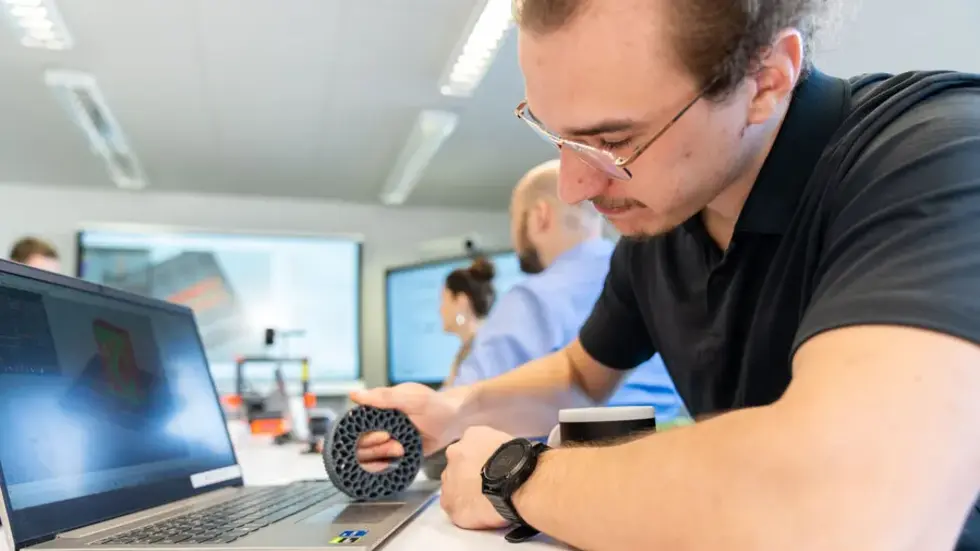 Im chesco-Workshop lernen Beschäftigte regionaler Unternehmen den Umgang mit additiven Fertigungsverfahren. taf II macht daraus ein zertifiziertes Weiterbildungsangebot. Im chesco-Workshop lernen Beschäftigte regionaler Unternehmen den Umgang mit additiven Fertigungsverfahren. taf II macht daraus ein zertifiziertes Weiterbildungsangebot.
