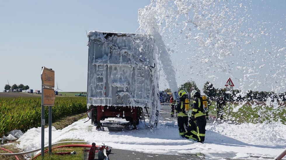 Der Brand wir mit Löschschaum bekämpft.