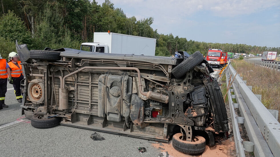 Der Kleintransporter kippte auf die Seite.