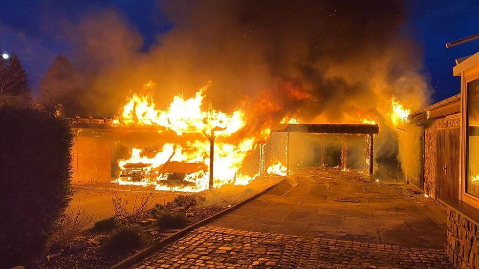 Die Carports und Autos brannten in voller Ausdehnung.