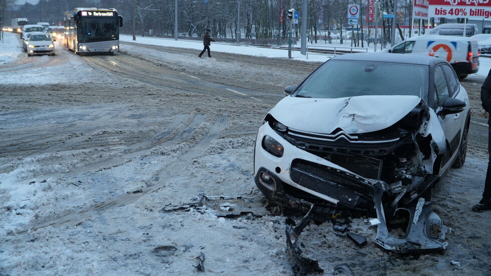 Eins der beschädigten Autos bei dem Unfall auf der Kiewer Straße.