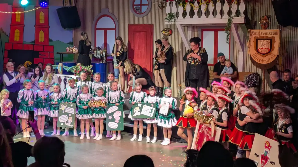 Die Sieger bei den Minis. Platz 2 ging an die Fuchsgarde Wilsdruff (grün-weiß) und rechts jubelt die Minigarde vom Karnevalsklub Kesselsdorf über ihren 1. Platz