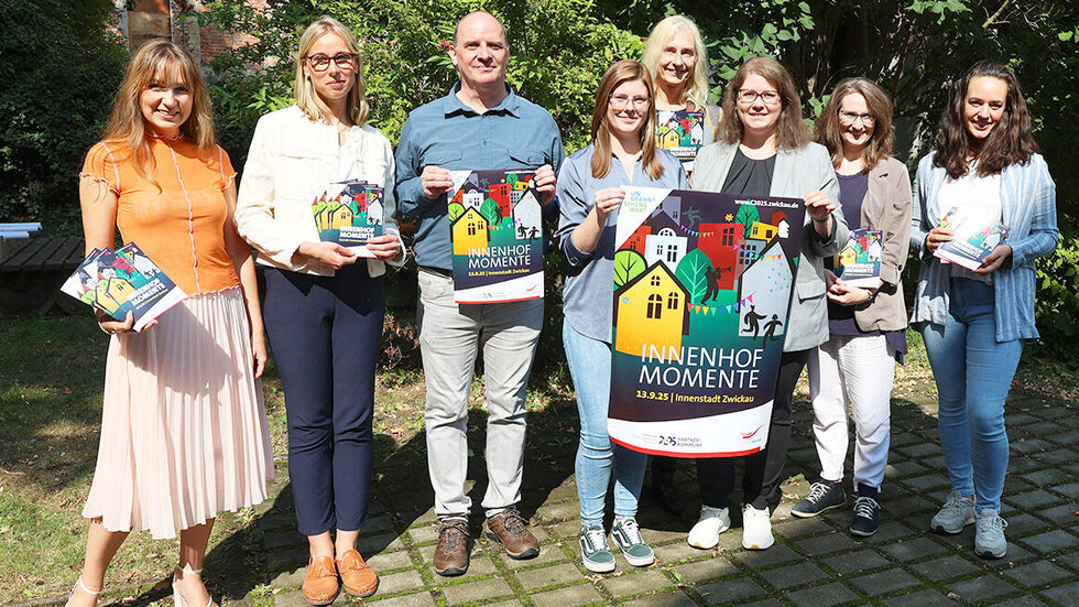 V.l.n.r.: Die Organisatoren und Partner der Innenhof-Momente: Sara Linke (Studio 1912 GmbH), Kathrin Meyer (Kulturamt), Daniel Jakob (Priesterhäuser), Jasmin Schwarz (Polar 1), Bianca Dommes (Kulturamt), Michelle Keil (FIRSTinn Zwickau), Christine Schmidle (Puppentheater Zwickau), Rahel Woogk (Lichthaus Zwickau e.V.) 

 