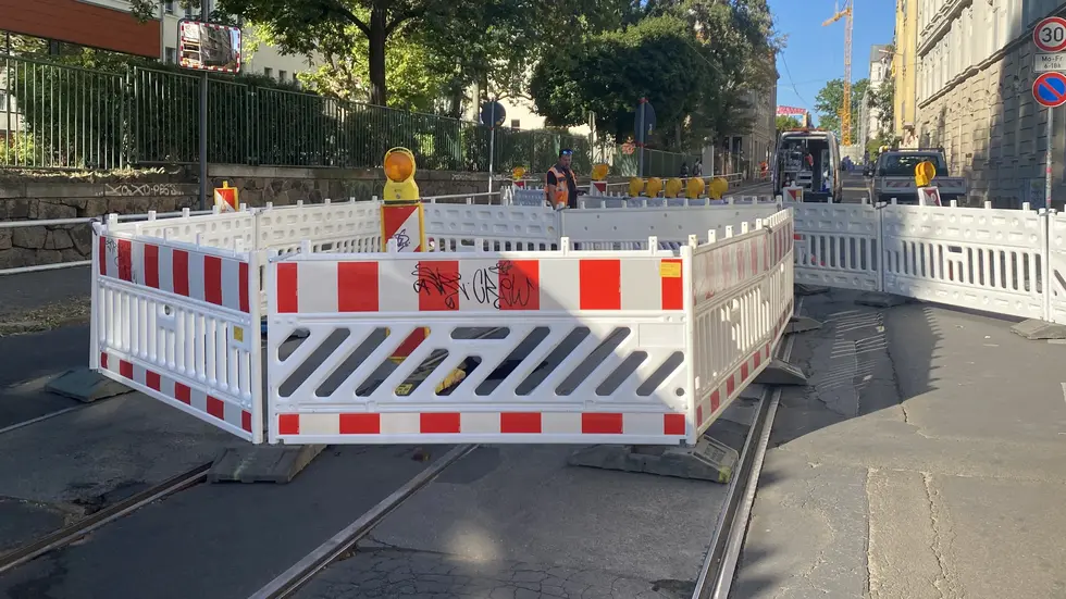 Arbeiter inspizieren die eingebrochene Demmeringstraße.