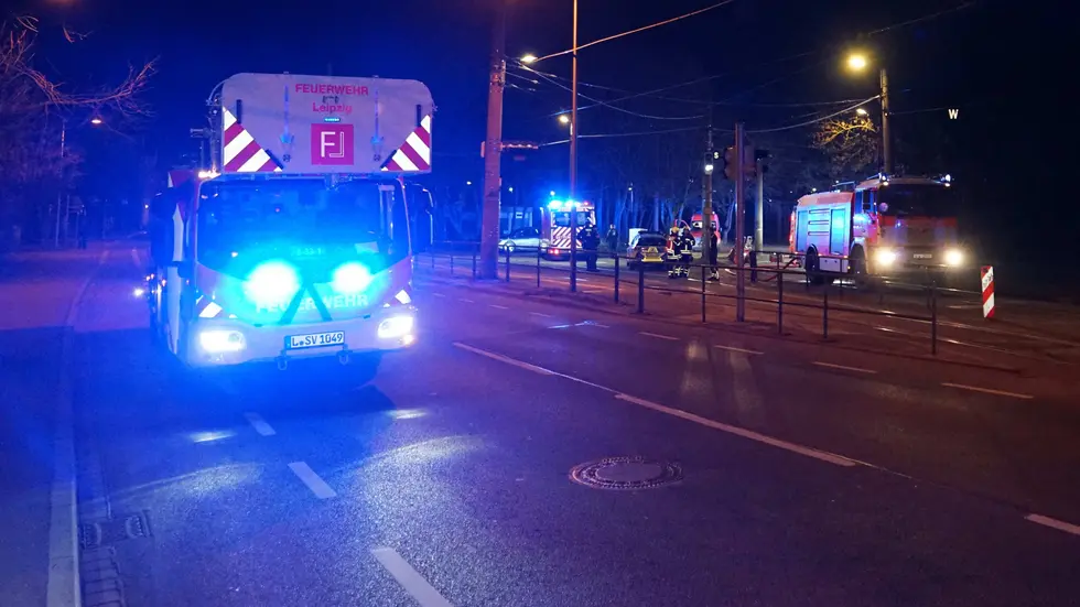 Einsatzkräfte am Brandort. Einsatzkräfte am Brandort.