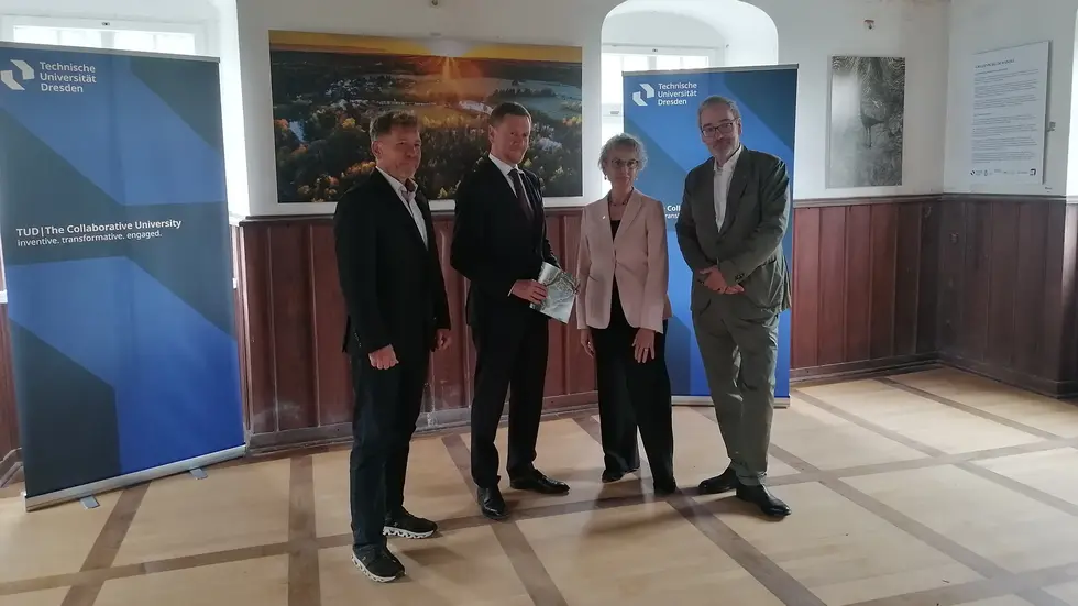 (v.l.n.r.) Bürgermeister der Stadt Tharandt Silvio Ziesemer, Sachsens Ministerpräsident Michael Kretschmer, TU Dresden Rektorin Prof. Dr. Ursula M.Staudinger, Kanzler der TU Dresden Jan Gerken