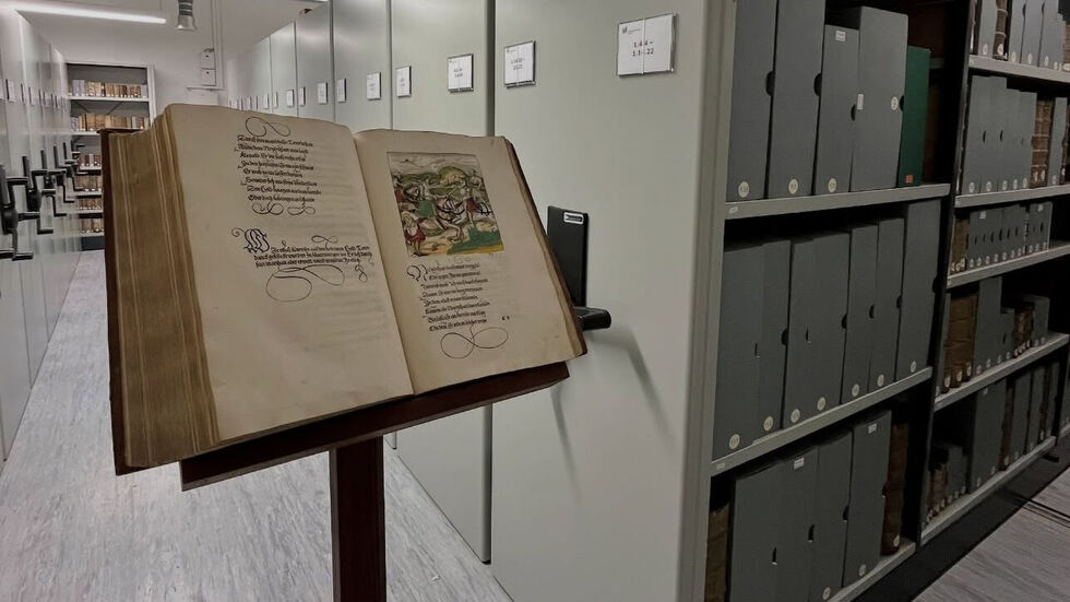 Ein Großteil des historischen Bestandes kann vor Ort genutzt werden, der Rest muss vorbestellt werden. 