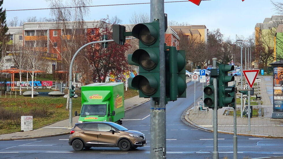 Die Ampel an der Kreuzung Augustusburger/Martinstraße ist aus. Unbekannte hatte schon am Samstag die Steuerung gesprengt. Die Ampel an der Kreuzung Augustusburger/Martinstraße ist aus. Unbekannte hatte schon am Samstag die Steuerung gesprengt.