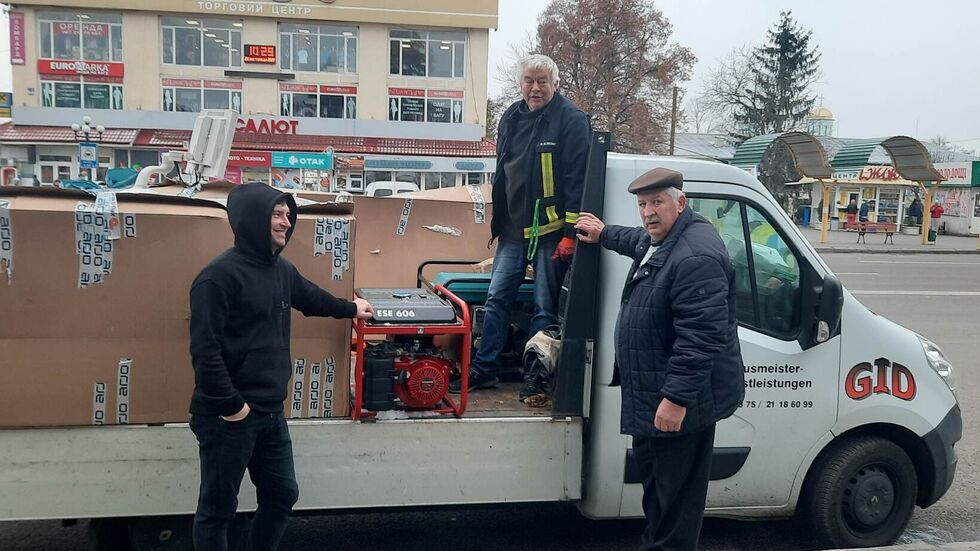 Karl-Ernst Müller (Mitte) beim Entladen des Hilfstransports. 