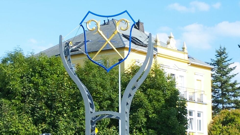 Das beschädigte Bischofswerdaer Stadtwappen