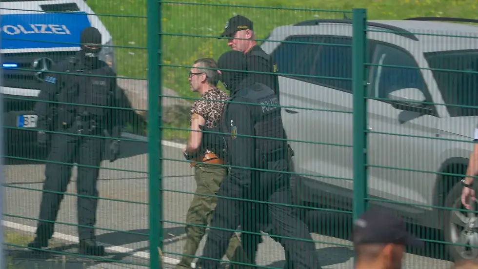 Die rechtsextreme Marla-Svenja Liebich ist heute 11.30 Uhr von Bundespolizisten in einem Konvoi von drei Autos ins Chemnitzer Frauengefängnis gebracht worden. Die Beamten hatten die Gefangene am Grenzübergang Breitenau an der A 17 von tschechischen Spezialkräften übernommen.  Zusätzlich wurde der Transport von einem Hubschrauber überwacht.