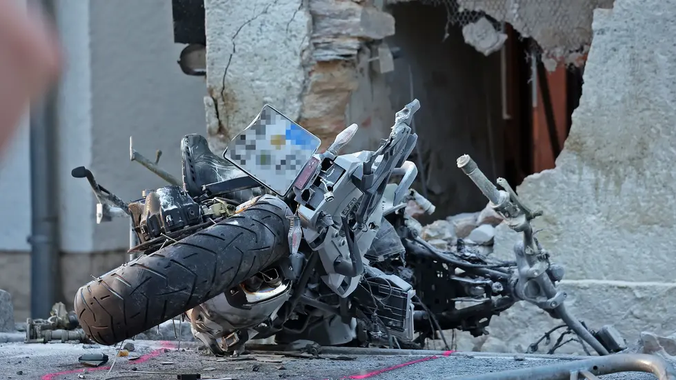 Der Aufprall war so heftig, dass der Motorradfahrer ein Loch in die Mauer riss.