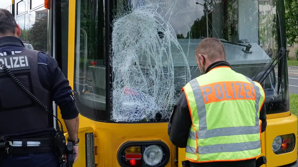 Der Fußgänger soll gegen die Straßenbahn geprallt und dabei am Kopf schwer verletzt worden sein